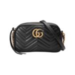 Die Schultertasche aus schwarzem Matelass?-Leder 24cm