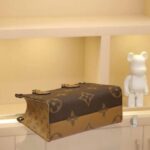 Reverse Monogram Onthego PM 25 cm – Bild 3