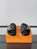 LOUIS VUITTON Men's Slippers 2025 Black – Bild 5