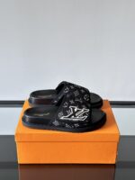 LOUIS VUITTON Men's Slippers 2025 Black – Bild 4
