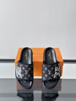 LOUIS VUITTON Men's Slippers 2025 Black – Bild 3